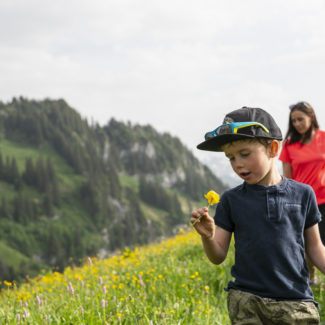 Un enfant et sa maman jouant dans les prés de Charmey