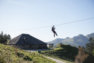 Une enfant sur la vallée des tyroliennes