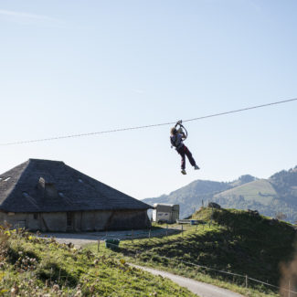 Une enfant sur la vallée des tyroliennes