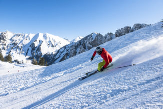 Un skieur sur les pistes de ski de Charmey