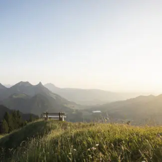 Vue panoramique au soleil couchant de la vallée de Charmey depuis le sommet