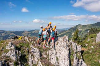 Une équipe est arrivé au sommet de la via ferrata de Charmey et se tapent dans les mains