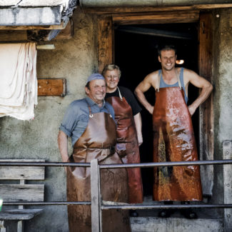 La famille Piller pose devant leur ferme à Charmey