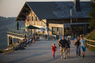 Restaurant Les Dents-Vertes à Charmey, photo extérieure prise en été
