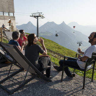 Charmey au sommet des remontées mécaniques apéro durant l'été avec vue sur les montagnes