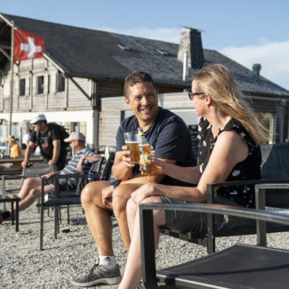 Restaurant Les Dents-Vertes à Charmey, vue sur la terrasse pendant l'apéro