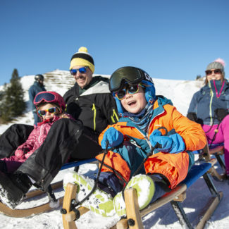 Une famille dévale la piste de Luge de Charmey