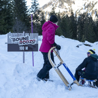 Sur le parcours de la piste de luge panneau du parc d'hiver