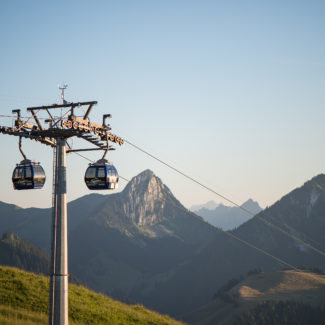 Vue panoramique avec deux télécabines de Charmey