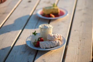 Plat de meringues et crème double accompagné d'un autre dessert fruité