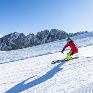 Un skieur dévalant la piste de Charmey