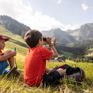 Deux enfants regardent la vue de Charmey