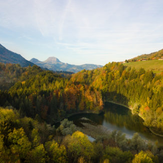 Vue panoramique sur le lac de Montsalvens et le Moléson