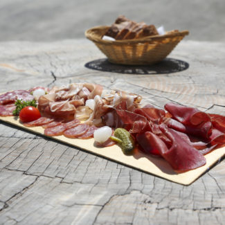 Planchette composée de viande froide à Charmey