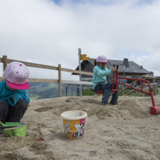Des enfants jouent à l'espace