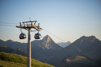 Télécabines de Charmey avec la vue sur les Préalpes fribourgeoises